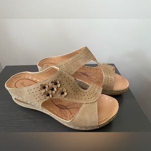 Women’s tan sandals NEW never worn